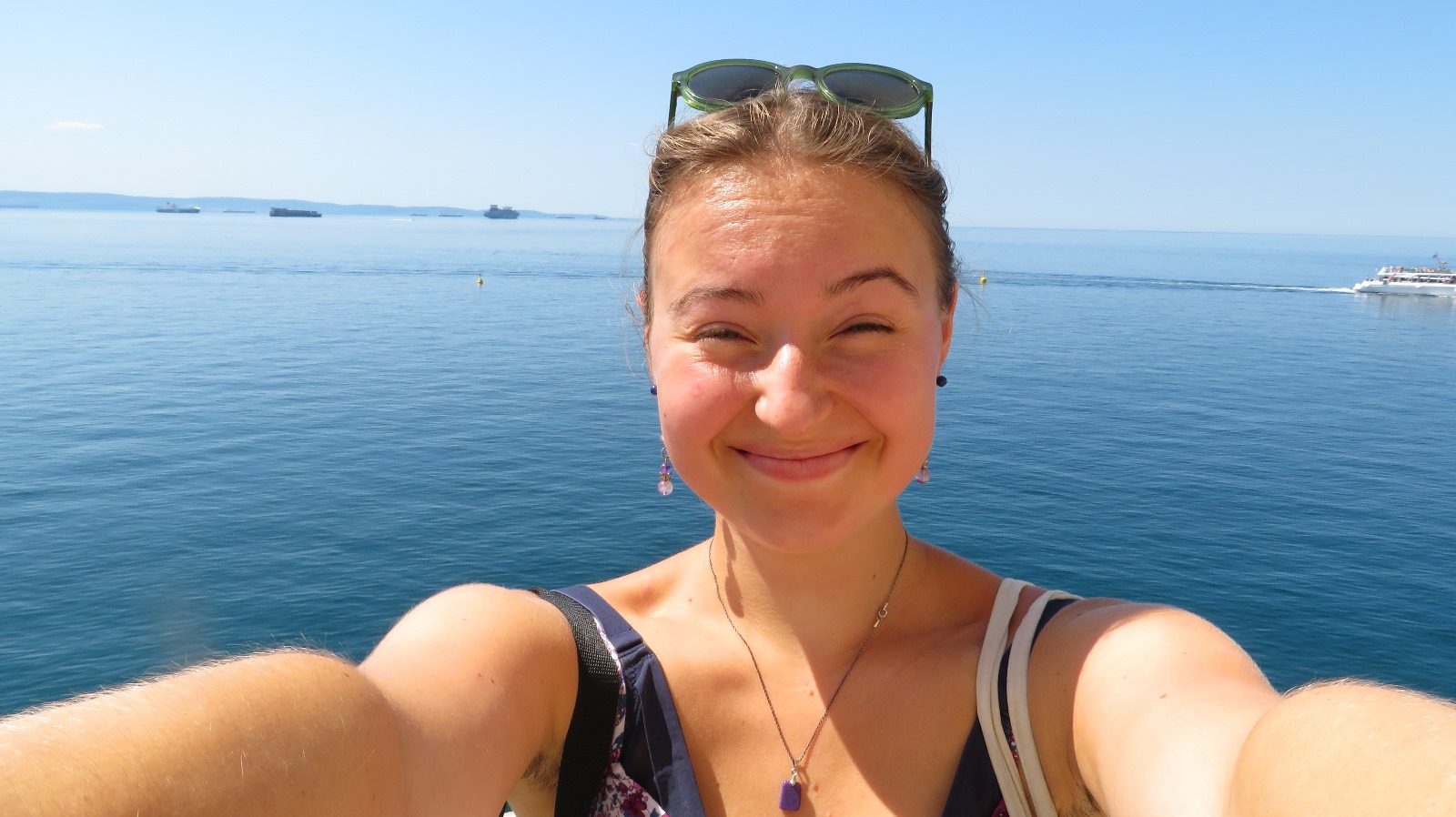 Selfie de marine, étudiante et photographe amatrice devant le lac Lémen en suisse