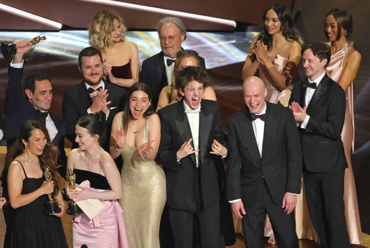 Cast d’Anora sur scène pour recevoir l’Oscar du meilleur film