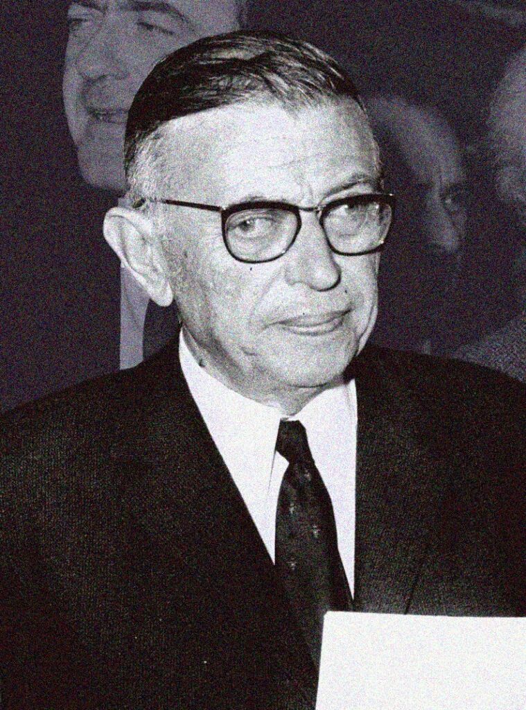 Jean-Paul Sartre (source : Flickr – Government Press Office, GPO, image recadrée). Sartre a inventé un existentialisme d’un nouveau genre, centré sur la liberté radicale et la responsabilité individuelle, exploré dans des œuvres comme L’Être et le Néant (1943) et La Nausée (1938).